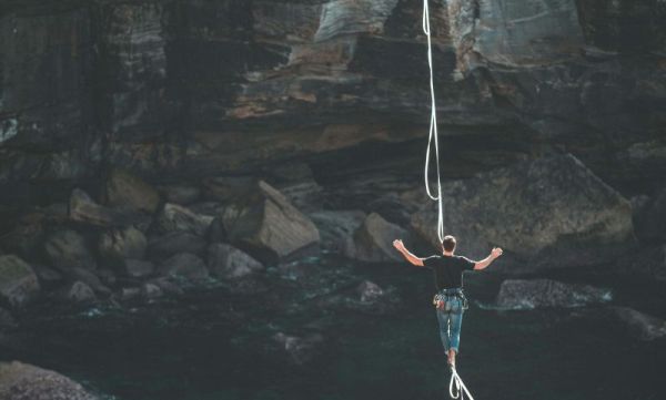 Никой не се е родил научен – експертите днес са били ученици вчера мъж върви по въже