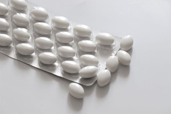 блистер с бели овални таблетки