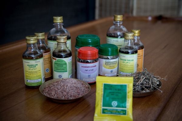 Лекарствата и маслата, използвани при лечебните терапии, са оригинални и внос от Индия - над 30 вида масла и 120 вида природосъобразни терапевтични средства.