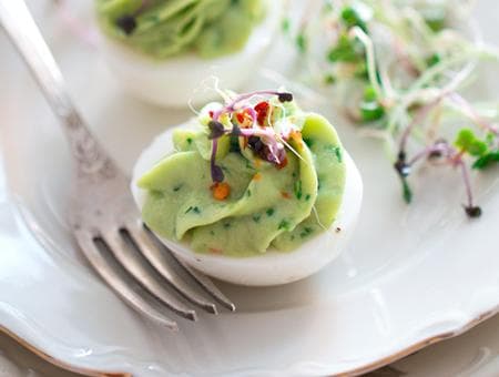 фаршированные яйца с авокадо