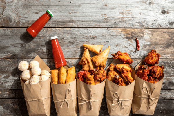 Пържената храна съдържа трансмазнини, които повишават хартиени пликове с различни пържени храни