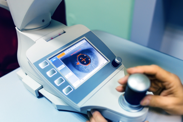 Създадоха първия в света 3D имплант на роговица апарат за очен преглед