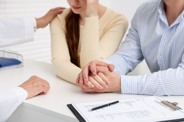 Плодовитостта на жената започва да намалява след 35-годишна възраст мъж е жена се държат за ръце, подкрепени от лекар, жената се държи за главата заради проблеми с плодовитостта