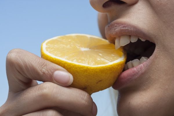 Киселината в лимоните може да разруши зъбния емайл