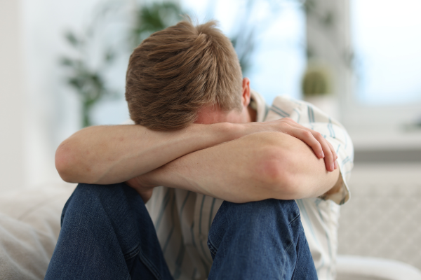 Колкото по-късно започне да говори за психичните си проблеми мъжът, толкова по-опасно е за него мъж с дънки, който е подпрял глава на коленете си