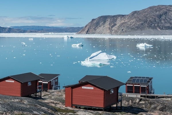 традиционни къщи в Гренландия, айсберги, океан