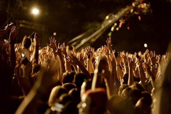 Хора на концерт, които са вдигнали ръце