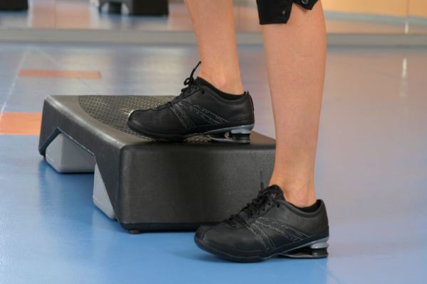 Упражнението стъпване върху повдигната повърхност също помага за намаляване на болката при остеоартрит стъпване върху повдигната повърхност с единия крак