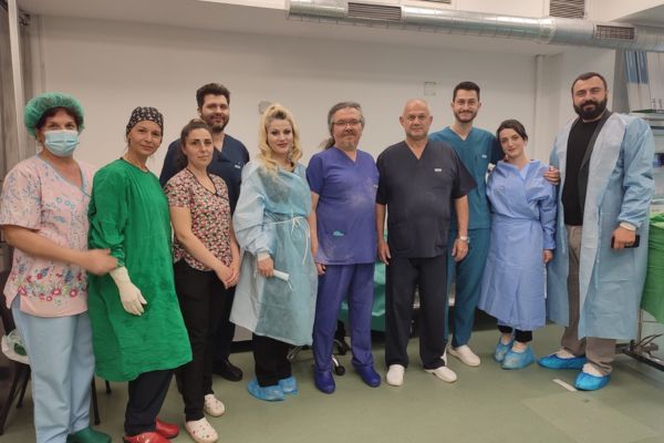 Съдовите хирурзи прилагат минимално инвазимво хирургично лечение на млада жена със синдром на Лериш и така връщат надеждата за забременяване. екипът на Клиниката по съдова хирургия