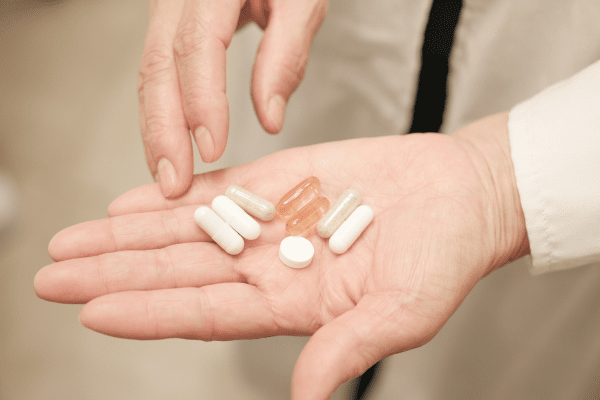 Допаминовите агонисти повишават значително сексуалното желание и подтикват пациента към неразумни, девиантни действия таблетки в човешка длан