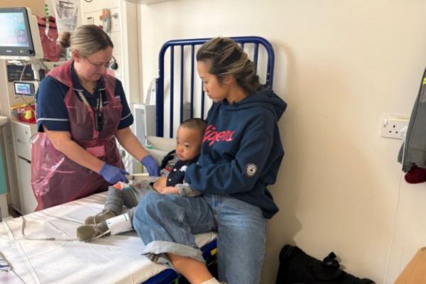 Медицинска сестра поставя разтвор, който съдържа 125 милиона генно модифицирани стволови клетки на Оливър, който е със синдром на Хънтър. еднократната терапия на Оливър Чу