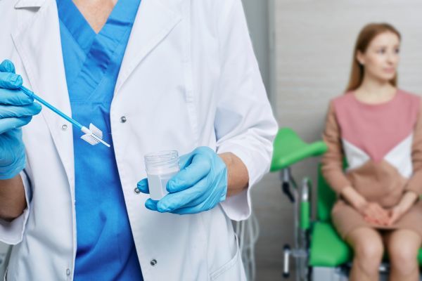 Скринингът е предназначен за жени на възраст от 20 до 64 години Скрининг за рак на маточната шийка