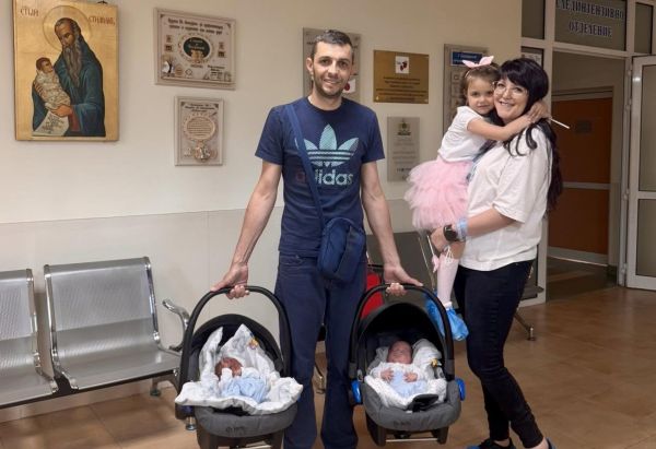 Боян и Александър са родени в 31-та гестационна седмица с тегло от 1390 и 1200 грама. близнаците