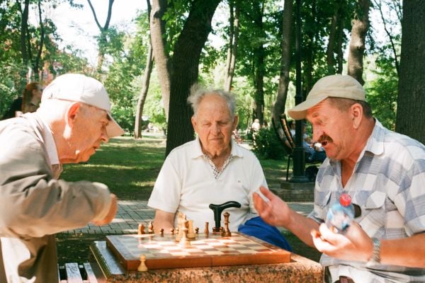 мъже играят шах