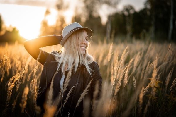 Руса млада жена с шапка, в житно поле