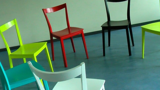 стая за групова терапия, столове в кръг