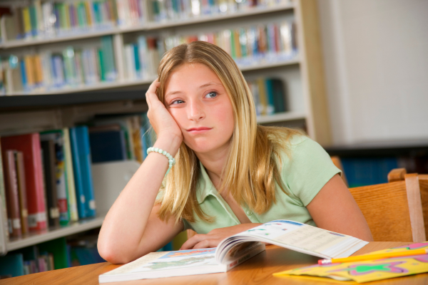 Много деца се срамуват да отидат по голяма нужда в тоалетната в училище русо замислено момиче, седнало на чин