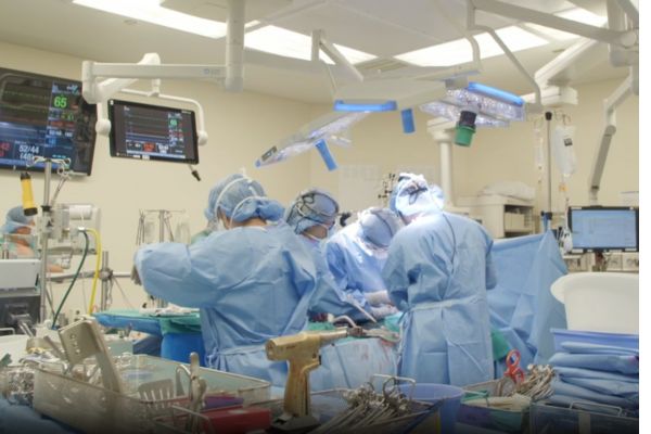 Екипът създава система на изкуствен бял дроб, която поддържа мъжа 48 часа до трансплантацията от донор. екипът по време на операция