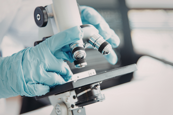 Учени работят върху създаването на назална ваксина срещу различни вируси и бактерии човек, който гледа под микроскоп