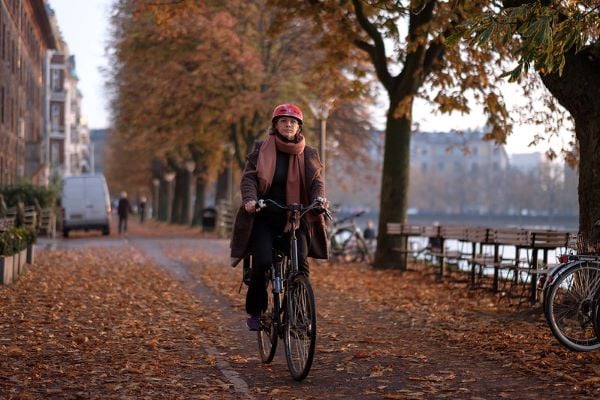 жена с каска кара велосипед