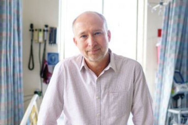 Терапията ще позволи на хората с ХИВ да живеят нормално, без да приемат лекарства през целия живот, казва проф. Дийкс. проф. Стивън Дийкс