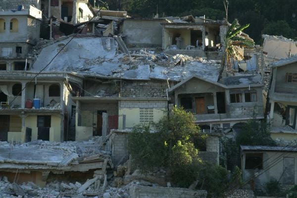 разрушена при земетресение къща