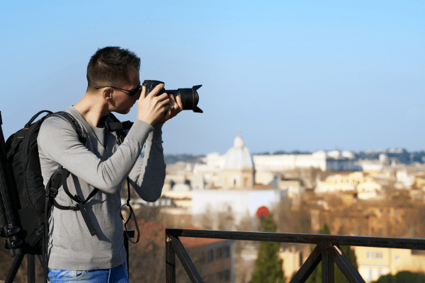 Хоби, разходка или друго приятно занимание ще ви помогнат да се разсеете, когато изпитате силен порив за алкохолно питие мъж, който снима с професионален фотоапарат