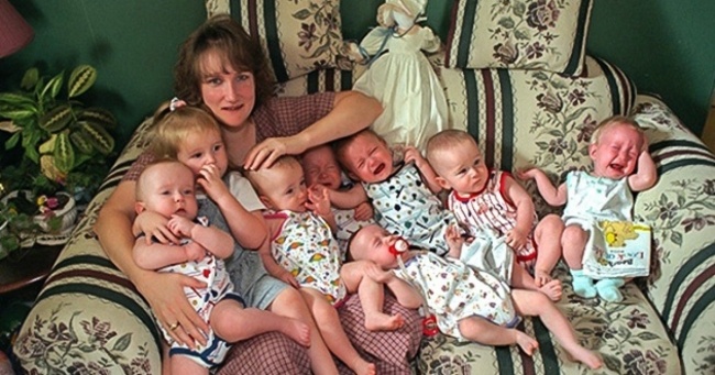 Kenny McCaughey, anak pertamanya, dan 7 anak kembarnya.