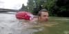 Под водата: Германец плува до офиса си всеки ден, за да избегне трафика