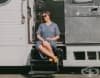 Жена ремонтира стар автобус 3 години и го превръща в уютен дом