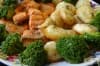 Печени картофи със сьомга и броколи
