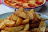 Чеснови пармезанови картофки с пица дип