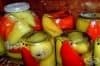 Консервирани пълнени чушки със зеле и моркови