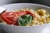 Макарони със сирене, домати и спанак