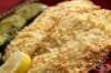 Панирана бяла риба в картофен чипс и чеснов сос с майонеза