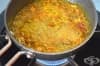 Намажете изгореното място с отвара от куркума и розови цветчета
