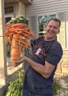 Мъж отгледа огромен 10-килограмов морков, който прилича повече на чудовище, отколкото на зеленчук