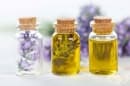 Разлика между билковите масла за тяло, етерични масла и цветни есенции