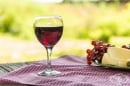 Повече вино и сирене в хранителния режим могат да предотвратят когнитивни нарушения 