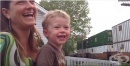 Малко момче разбира, че баща му е машинистът на преминаващия влак (видео)