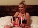 Кърмеща майка държи снимка на Victoria's Secret, за да докаже двойните стандарти