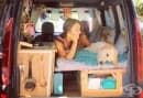 Жена преобразява стар ван, за да пътува по света с кучето си