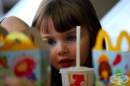 Играчките в рекламите на заведенията за бързо хранене подтикват децата към вредни хранителни навици