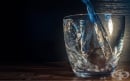 Колко тежи вашата чаша с вода? Кратка история за това как ни влияят проблемите 