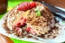 Желиран ягодов десерт с извара и шоколадови бисквитки