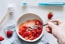 Направете си избелваща паста за зъби от ягоди и сода   