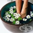 Накиснете краката си в гореща вода със сода, за да свалите температурата си