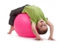 Упражнения с фитнес топка, с които да подобрите стойката на вашето дете