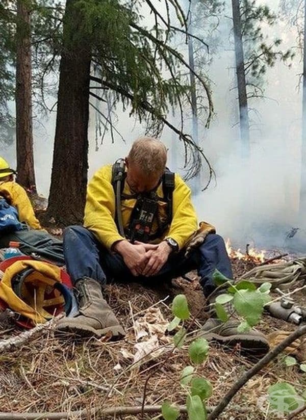 Пожарникар в Орегон след 32-часова смяна. Фотографът споделя, че мъжът е седнал и заспал за секунди.
