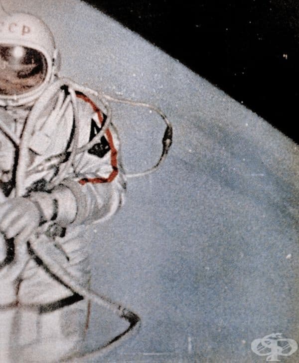 Алексей Леонов е първият космонавт в историята, излязъл в открития космос, 1965 г.